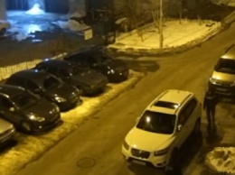 Появилось видео, как маньяк в Киеве преследует девушек