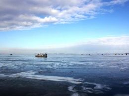 Под Запорожьем рыбаки массово выходят на тонкий лед: спасатели насчитали сотню (Фото)