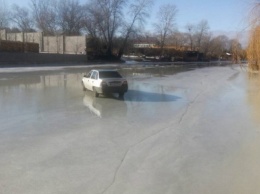 На Киевщине автомобиль без водителя выкатился на лед