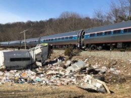 В США поезд с политиками столкнулся с мусоровозом