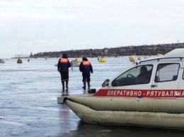 Запорожские спасатели круглосуточно дежурят на Каховском водохранилище: несмотря на опасность, рыбаки выходят на лед, - ФОТО