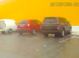 Водитель Toyota Land Cruiser заработал штраф за парковку на месте для людей с инвалидностью (Видео)