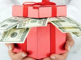 ГФС пояснила, какая стоимость подарка не облагается