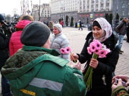 Украинкам в Киеве раздавали цветы и убеждали, что хиджаб - это хорошо