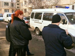 Из девятиэтажки на Шишкина эвакуировали жильцов: в парадной нашли подозрительную коробку с проводами