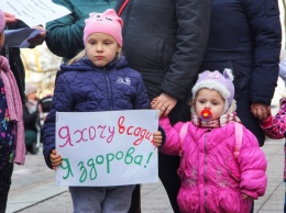 В Одессе родители непривитых школьников требовали пустить их детей за парты: "Эпидемии нет!"