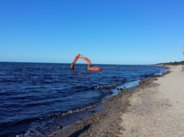 Крымский экскаватор, купающийся в Черном море, вызвал бурное обсуждение в сети (Видео)