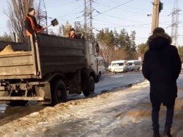 В Днепре коммунальщики посыпали снег с грузовика под ноги горожанам