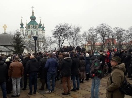 На Десятинке в Киеве собрались сторонники идеи снести храм УПЦ МП