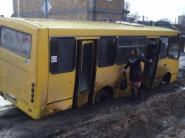 В Симферополе пассажирский автобус провалился в траншею