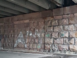 В Киеве с Воздухофлотского моста отваливаются куски бетона