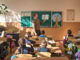 "Усатые няни": мужчины в одесских школах учат первоклашек и приобщают к прекрасному