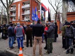 Под консульством Польши в Одессе патриоты требовали отменить «антибандеровские законы» (фото)