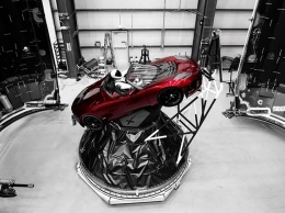 Илон Маск подтвердил завтрашний запуск ракеты Falcon Heavy и опубликовал фото готовящегося к отправке в космос спорткара