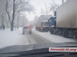 Из-за снегопада и гололеда на Варваровском мосту большой затор