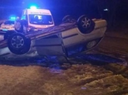 Ночью в Запорожье Mazda слетела на обочину и перевернулась: пострадал водитель, - ФОТО