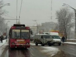 В Кривом Роге троллейбус попал в аварию (ФОТО)