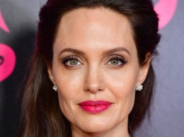 Анджелина Джоли даже с помощью роскошного наряда не смогла скрыть свою излишнюю худобу (ФОТО)