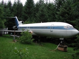 Мужчина сделал комфортабельный дом из списанного самолета Boeing 727