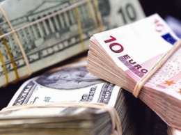 Украинцы массово сдают валюту