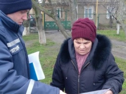 Сотрудники Черноморского ГСЧС провели профилактические беседы в пгт. Александровка