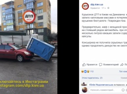 ДТП в Киеве: на автомобиль упал биотуалет с «пассажиром» внутри. ФОТО