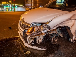 На Калиновой Lada протаранила Renault и вылетела на тротуар: пострадал мужчина