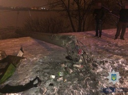 В Харькове на мосту иномарка снесла столб