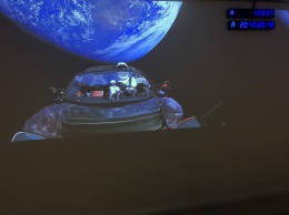 Илон Маск опубликовал видео спорткара на орбите