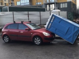 В Киеве на машину упал биотуалет с женщиной внутри