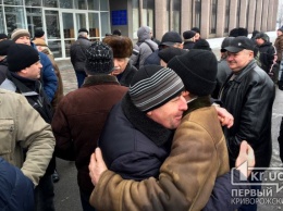 Под криворожским горисполкомом митинговали пенсионеры-силовики