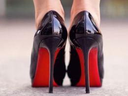 Кристиан Лубутен может лишиться монополии на выпуск женской обуви с красной подошвой