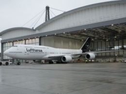 В четверг в 12 городах Европы увидят самолеты Lufthansa в новой ливрее (фото)