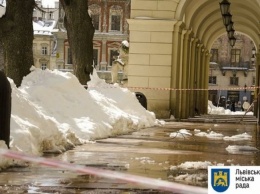 Во Львове сосулька разбила голову пенсионерке