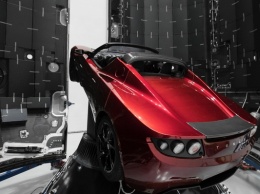 Маск показал прощальное фото улетающего авто Tesla в космосе