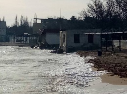 Крым: разворовывание песка в Евпатории и строительство бетонного забора на озере в Саках