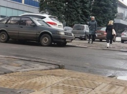 Убийственная забота: как в Одессе кладут тактильную плитку для слабовидящих (ФОТО)