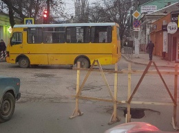 В центре Симферополе на проезжей части провалился асфальт