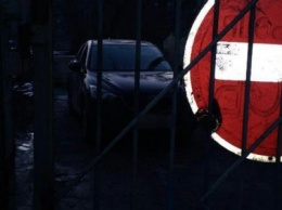 В Запорожье патрульные эвакуировали иномарку, перекрывшую въезд в школу, - ФОТО