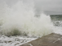 Страшно и красиво: на одесский берег обрушился шторм (фоторепортаж)