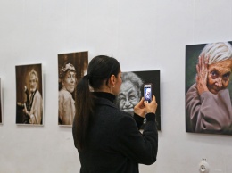 Котовасия, лица и выкрутасы: в Художественном музее показали "Окружающую реальность" Александра Синельникова