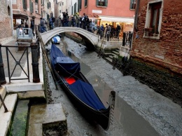 Катаклизм в Венеции: каналы остались без воды, все лодки увязли в грязном иле