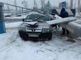 В Виннице электроопора раздавила авто (видео)