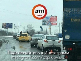 Образовалась пробка: в Киеве столкнулись четыре авто