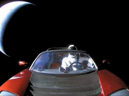Последнее фото из космоса, отправленное Tesla Roadster, и кое-что еще