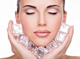 Косметологи рассказали о пользе косметического льда при уходе за кожей лица