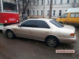 В центре Николаева «Тойота» без водителя врезалась в трамвай