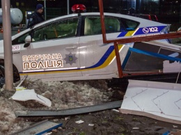 В Днепре во время погони полицейский Prius врезался в фуру на заправке