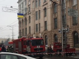 Перекрыли улицу, выход из метро и отключили электричество: крупный пожар в центре Харькова (ФОТО)