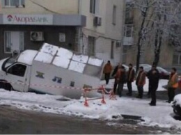 В Киеве под асфальт провалился грузовик с хлебом